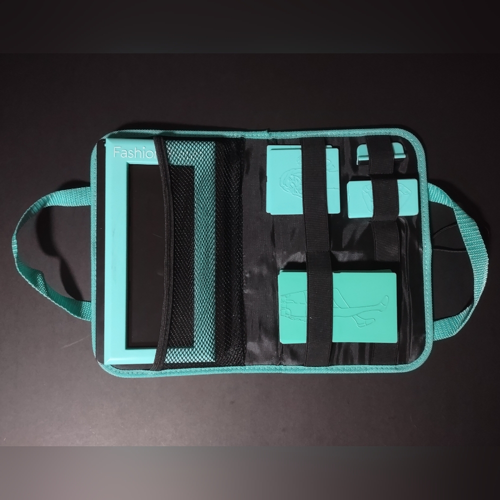 Kahootz Fashion Plates Kit With 12 Plates and Carrying Case 2014